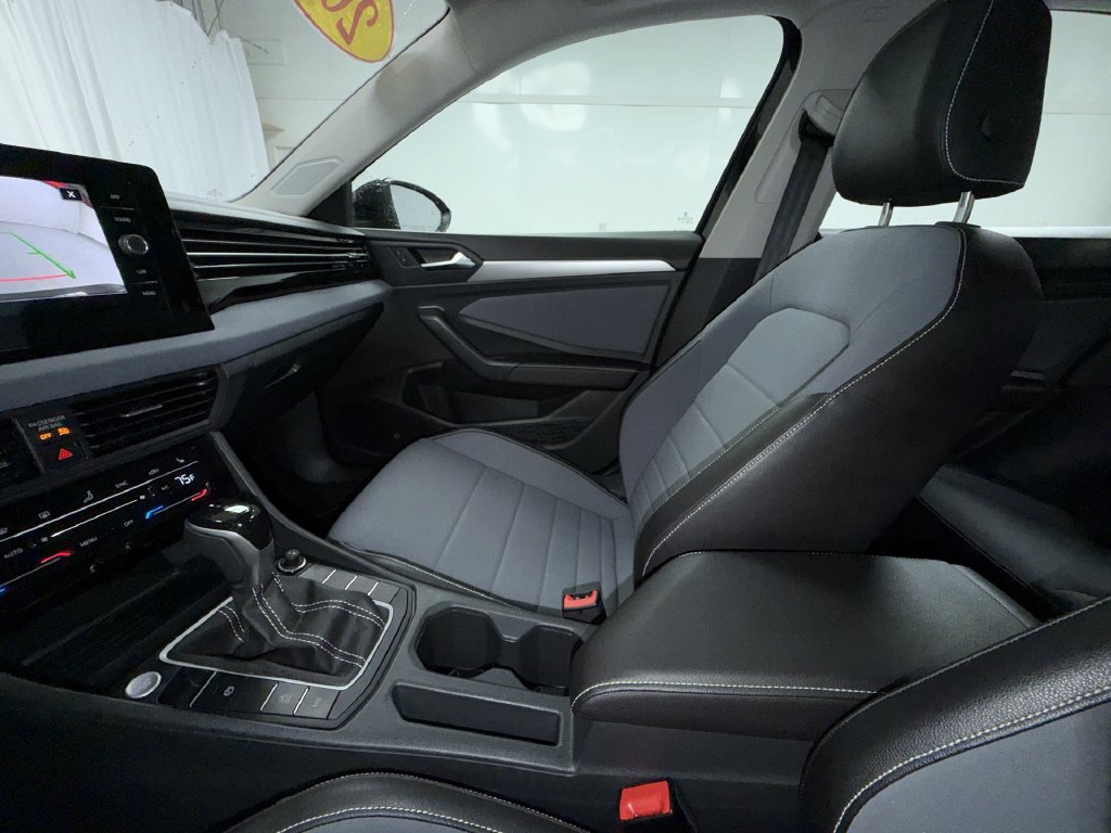 Used 2025 Volkswagen Jetta SE FWD image 23