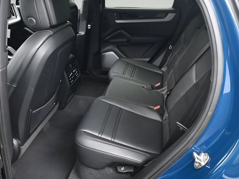 Certified 2025 Porsche Cayenne S AWD/4WD image 7