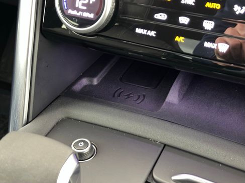 Used 2023 Land Rover Discovery Metropolitan Edition image 19