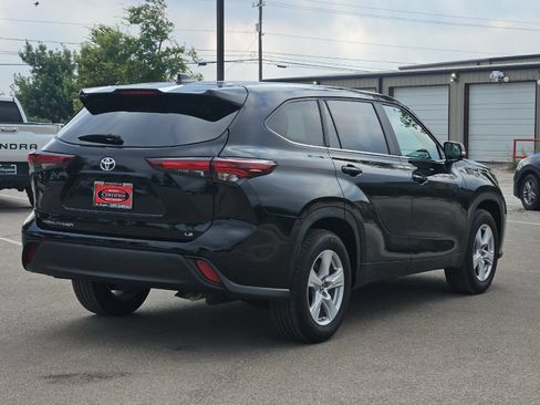 Used 2025 Toyota Highlander LE FWD image 5