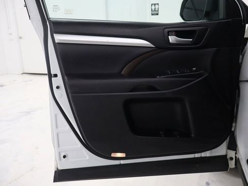 Used 2017 Toyota Highlander XLE AWD/4WD image 10