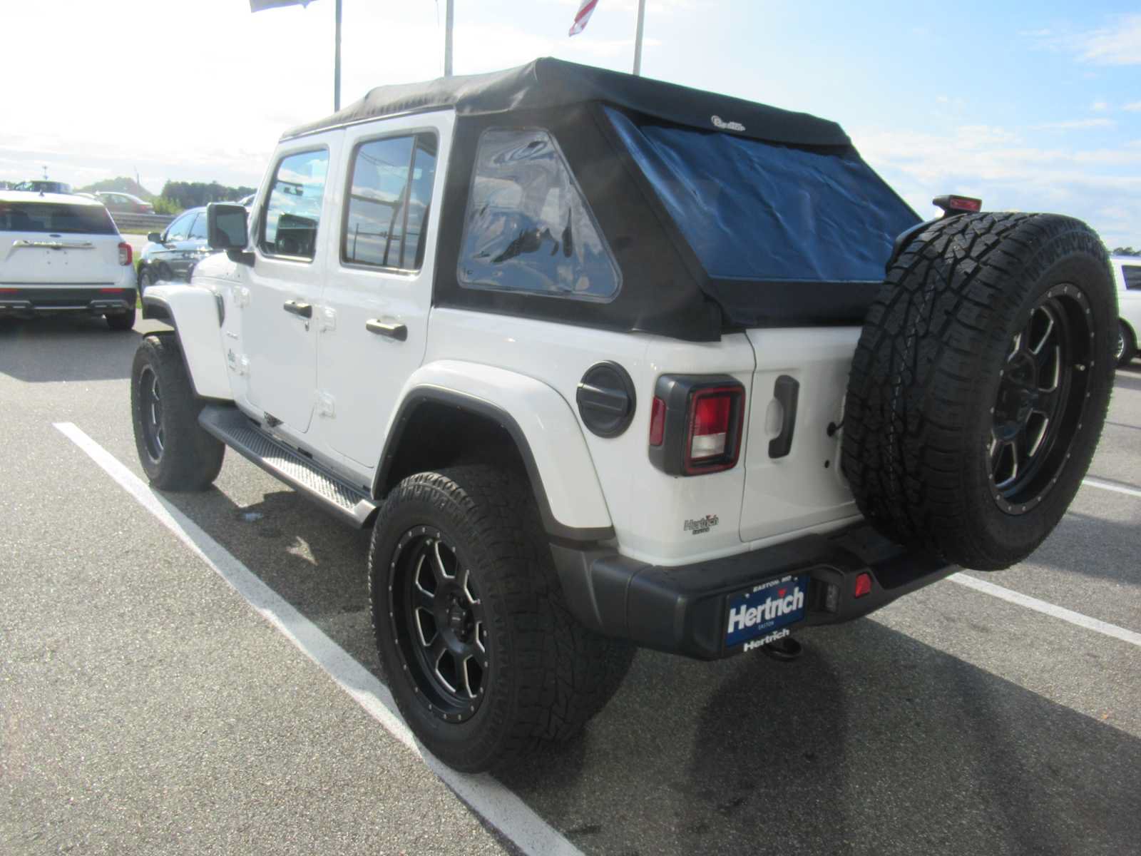 Used 2022 Jeep Wrangler Unlimited Sahara w/ Cold Weather Group AWD/4WD image 7
