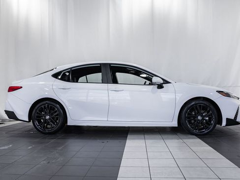 Used 2025 Toyota Camry SE image 3