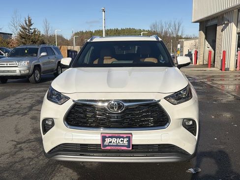 Used 2021 Toyota Highlander Platinum image 2