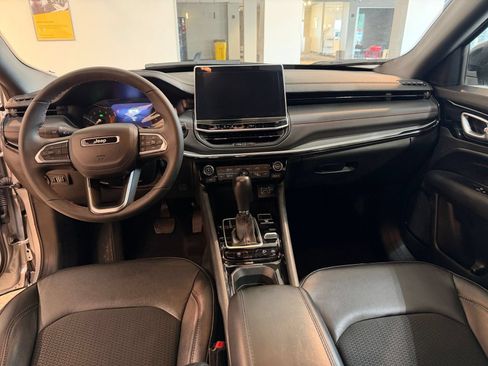 Used 2025 Jeep Compass Trailhawk AWD/4WD image 28