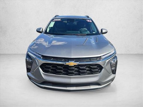 Used 2025 Chevrolet Trax LT FWD image 2