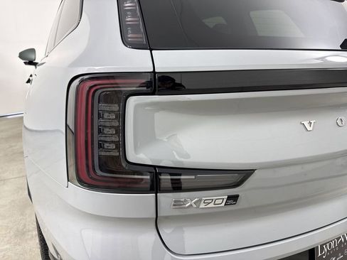 Used 2025 Volvo EX90 Plus image 18
