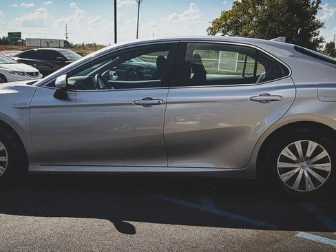 Used 2021 Toyota Camry LE FWD image 14