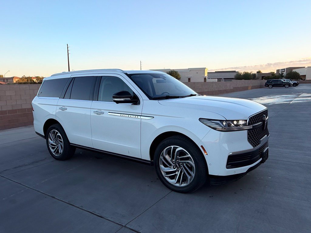 Used 2025 Lincoln Navigator Reserve AWD/4WD image 5