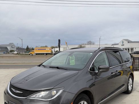 Used 2019 Chrysler Pacifica Touring-L FWD image 3