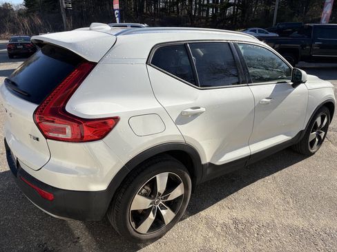 Used 2021 Volvo XC40 T5 Momentum image 9