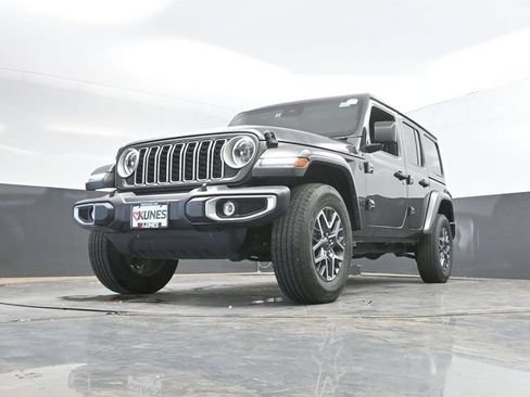 Used 2025 Jeep Wrangler Unlimited Sahara AWD/4WD image 50