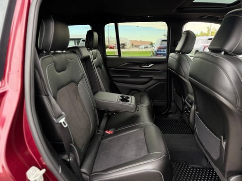 Used 2023 Jeep Grand Cherokee Altitude AWD/4WD image 17