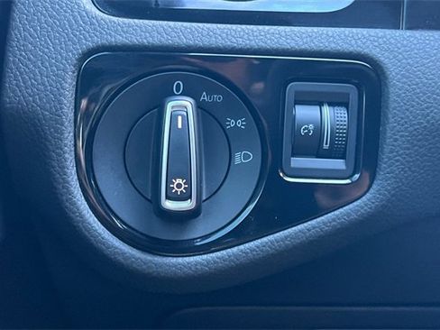 Used 2019 Volkswagen Golf R 4-Door image 32