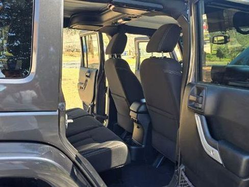 Used 2018 Jeep Wrangler Unlimited Sahara w/ Connectivity Group image 27