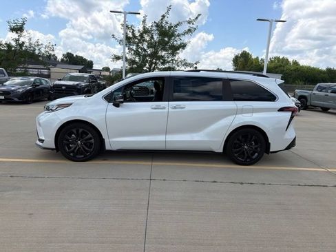 Used 2023 Toyota Sienna XSE FWD image 4