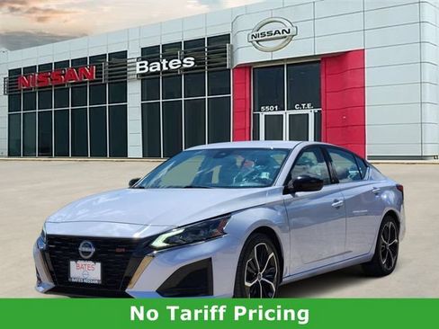 Used 2024 Nissan Altima 2.5 SR FWD image 2
