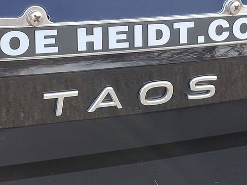 Certified 2025 Volkswagen Taos SE w/ Panoramic Sunroof Package image 30