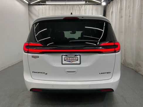 Used 2025 Chrysler Pacifica Limited FWD image 6