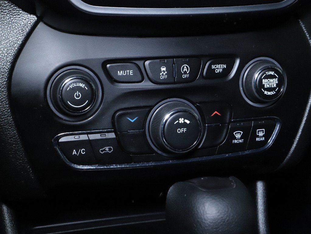 Used 2019 Jeep Cherokee Latitude w/ Popular Appearance Group AWD/4WD image 25