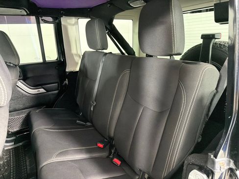 Used 2017 Jeep Wrangler Unlimited Rubicon w/ Cold Weather Group AWD/4WD image 18