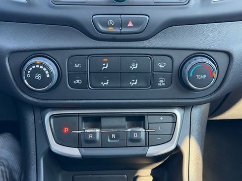 Used 2024 GMC Terrain SLE image 29