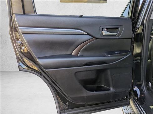 Used 2019 Toyota Highlander Limited image 16