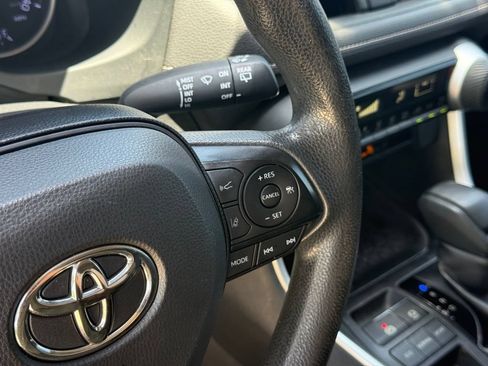 Used 2019 Toyota RAV4 LE FWD image 12