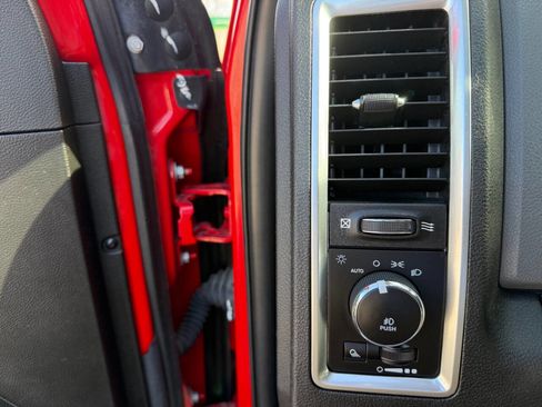 Used 2019 RAM 1500 Classic SLT w/ Luxury Group image 15