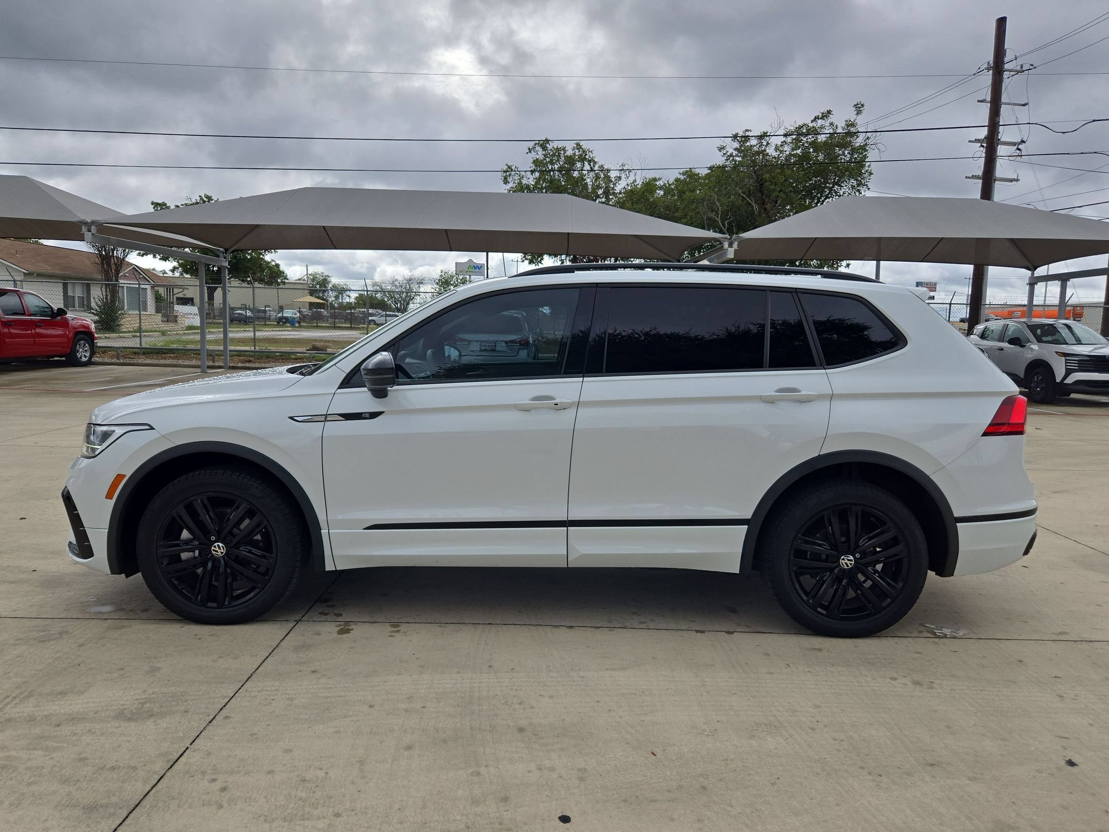 Used 2022 Volkswagen Tiguan SE R-Line FWD image 6