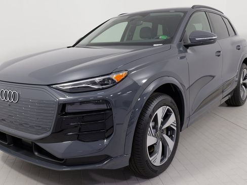 Used 2025 Audi Q6 e-tron Premium image 5