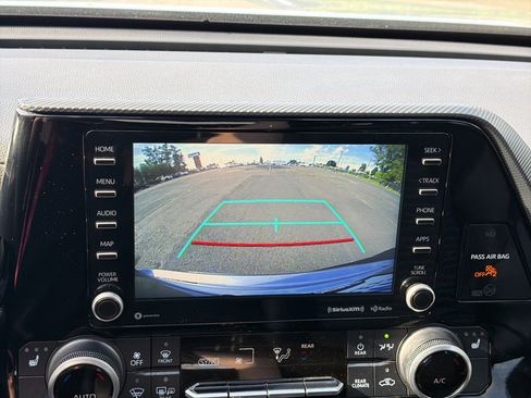 Used 2021 Toyota Highlander XSE AWD/4WD image 9