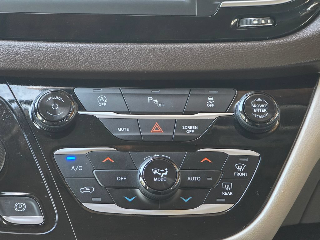 Used 2020 Chrysler Pacifica Touring FWD image 15
