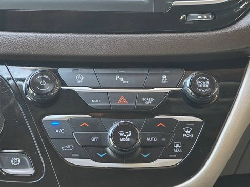 Used 2020 Chrysler Pacifica Touring FWD image 15