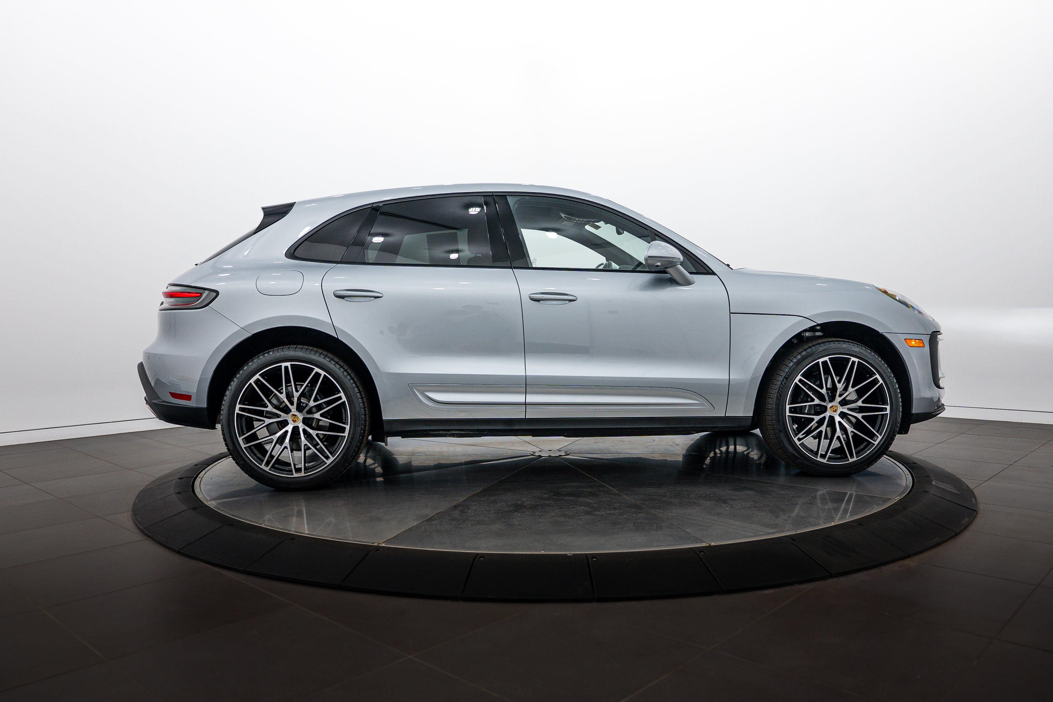 Certified 2026 Porsche Macan AWD/4WD image 8