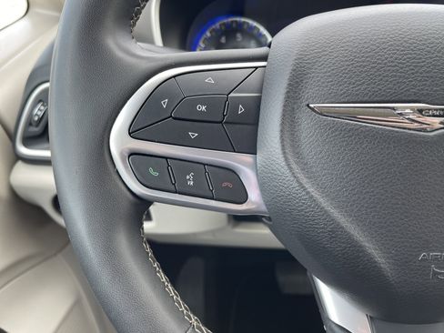 Used 2022 Chrysler Pacifica Touring-L FWD image 17