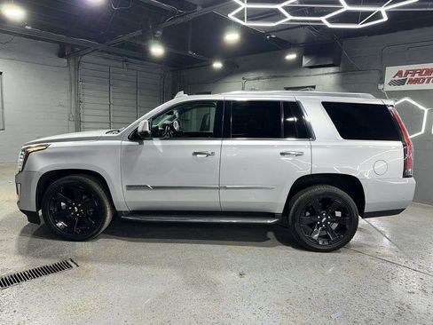 Used 2017 Cadillac Escalade Luxury AWD/4WD image 2