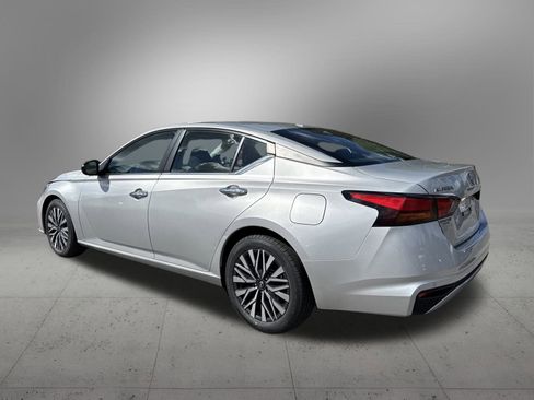 Used 2024 Nissan Altima 2.5 SV image 3
