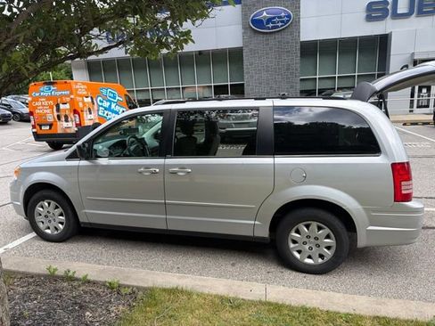Used 2010 Chrysler Town & Country LX w/ PWR Convenience Group FWD image 26