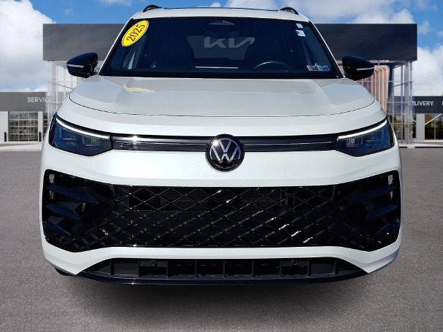 Used 2025 Volkswagen Tiguan SE R-Line AWD/4WD image 2
