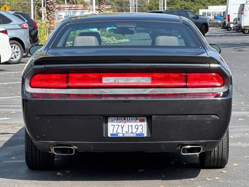 Used 2010 Dodge Challenger R/T RWD image 4
