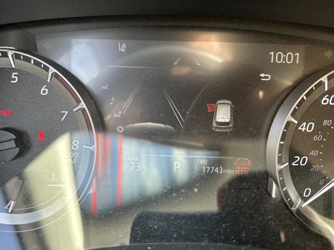 Used 2024 Toyota Highlander LE AWD/4WD image 11