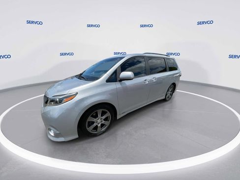 Used 2017 Toyota Sienna SE FWD image 4
