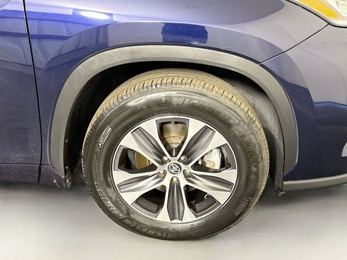 Used 2020 Toyota Highlander XLE image 32