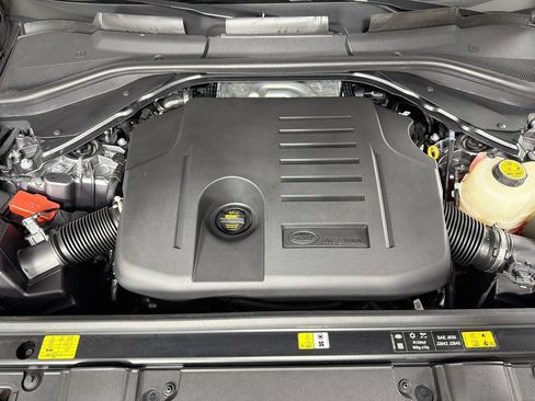 Certified 2025 Land Rover Range Rover SE AWD/4WD image 33