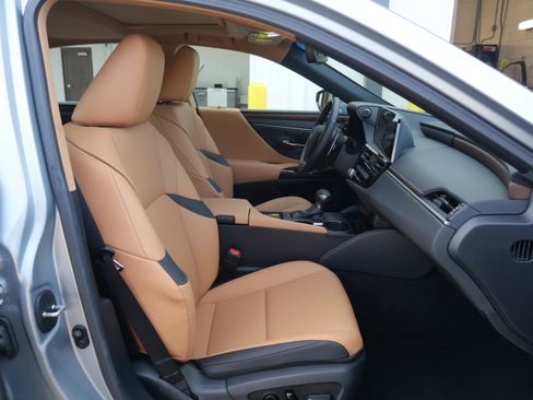 Used 2025 Lexus ES 300h w/ Premium Package image 15