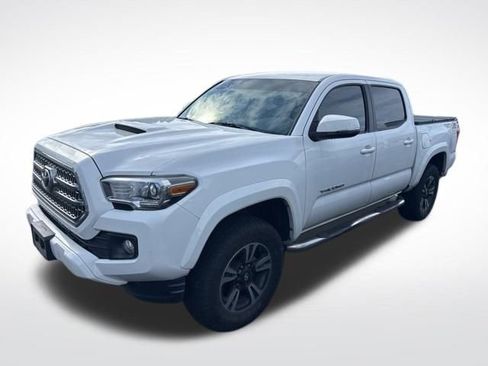 Used 2017 Toyota Tacoma TRD Sport w/ Tow Package (A/T) image 2