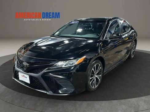 Used 2019 Toyota Camry SE w/ Carpet Mat Package FWD image 1