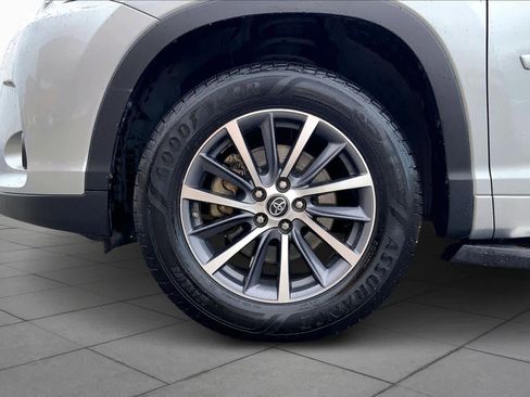 Used 2017 Toyota Highlander XLE image 11