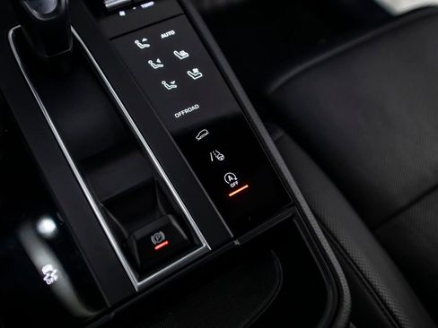 Used 2022 Porsche Macan AWD/4WD image 35